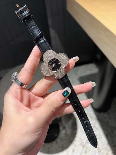 新款lv四叶草 -气质女士腕表，表壳独具匠心的创意、轻盈舒适，表带蝴蝶扣实心钢带，完美贴合女性的纤细玉腕，尺寸32Mm