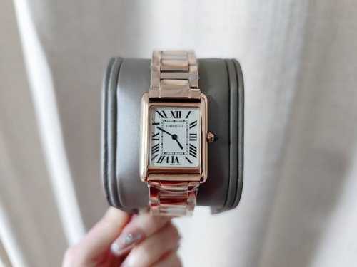 白壳 玫瑰金 钻+30 高品质+100 卡地亚cartier Tank Must钢带系列，Tank表款一直是最受欢迎系列，对于小号款，它都是腕围适中之人的理想选