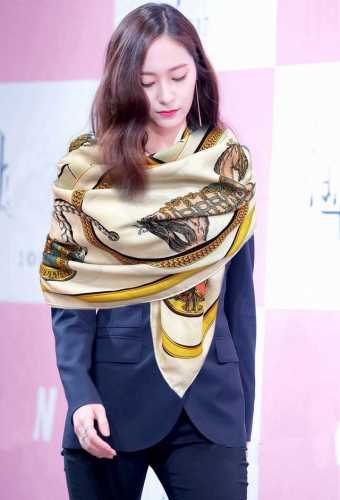 上新爱马仕2025 双面同色 Zg同步 H家买了都说好看推荐顶级工艺超值 爆款羊绒方巾立体呈现图案纹路实物档次极高特殊工艺高端研发惊艳问世特殊尖端工艺处理受到白