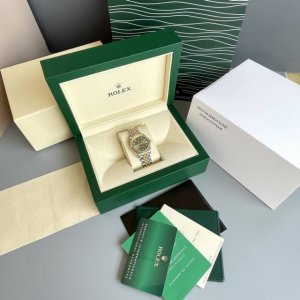 劳力士31Mm女款日志绿盘.. 劳力士rolex女款蚝式日志型腕表！表壳直31毫米。采用904L不锈钢来锻造，具备高抗腐蚀性。搭配劳力士定制版2236蓝游丝全自