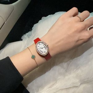 牛货卡家经典之作浴缸系列Baignoire 小号尺寸31X24毫米，大号36X26毫米，别致大方夺人眼球，时髦中更透露一丝奢华，实物拿到手的时候大吃一惊，颜值高