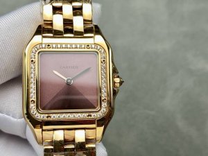 Af 卡地亚 猎豹系列腕表 图为27Mm 表壳 小号22*30Mm 中号27*37Mm 方形表壳线条柔美 精美流线表耳 与表壳一体成型 魅惑动人 是panth