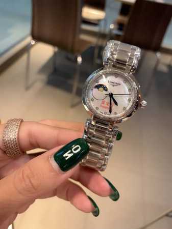 白 金 钻30 尺寸30.5 浪琴 心月系列优雅而至 进口石英机芯 走时精准 用时耐久 免除了部分女士们不喜欢上链的需求 温柔的外表之下 蕴含一颗 真芯 表壳 - 点击图像关闭