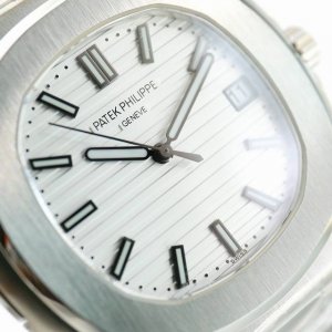 Zf patek philippe 百达翡丽 pp 优雅运动系列5711 1A鹦鹉螺，钢表之王，全网最佳解毒方案！细节方面： 1搭配定制版9015一体Cal.3