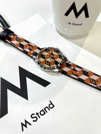 烟花] Gucci兔兔来了 Gucci G- Timeless 系列w碗表 为了庆祝兔年 品牌推出色彩靓丽的全新设计腕表 表盘直径为38 Mm 精钢表壳 玻璃上 - 点击图像关闭