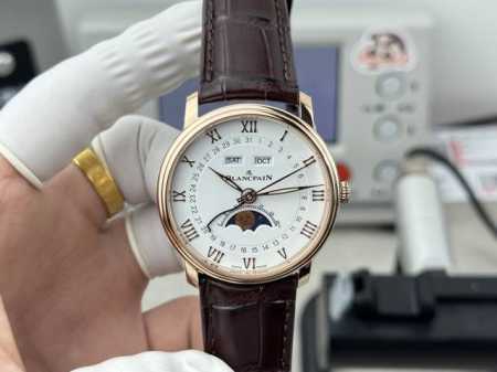 Gr 宝珀经典系列6654全历月相腕表 1阶梯式表壳，简约中有立体感，表径40Mm 2素雅表盘，同心圆布局清晰易读，外围罗马字立体时标，内圆日历指示； 3镂空柳 - 点击图像关闭