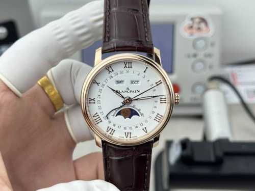 Gr 宝珀经典系列6654全历月相腕表 1阶梯式表壳，简约中有立体感，表径40Mm 2素雅表盘，同心圆布局清晰易读，外围罗马字立体时标，内圆日历指示； 3镂空柳