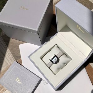 来点硬货！日本中古二手店淘回来的Dior款，极其富有淑女范儿。配上及其简单的表盘，除去记录时间外别无其他功能，删繁就简，追忆简单生活。 时尚就是一个轮回，现在正