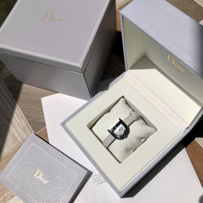 来点硬货！日本中古二手店淘回来的Dior款，极其富有淑女范儿。配上及其简单的表盘，除去记录时间外别无其他功能，删繁就简，追忆简单生活。 时尚就是一个轮回，现在正