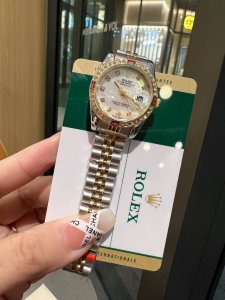 新款推荐钻圈 劳力士 28Mm精致小表螺旋后盖 女款罗马面 爆款推荐 设计显出独特高贵优雅女神气质！316精钢搭配蝴蝶扣，不显浮华的风格广受女神喜爱，逐渐深刻人