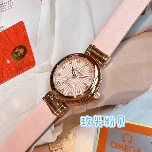 光圈：白 玫 钻圈：白 玫 Ladymatic系列的女性腕表全新绢丝带 是品牌首枚专为女性打造的腕表之一 作为优雅和精致的代名词 在上世纪可谓是引领时代潮流口