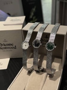 Rolex劳力士 1950年的precision系列 是那个时期蕞的万花筒款式 立体切割表盘 犹如一颗闪耀钻石糖般闪耀夺目 将传统视觉艺术与现代艺术完美融合 赋