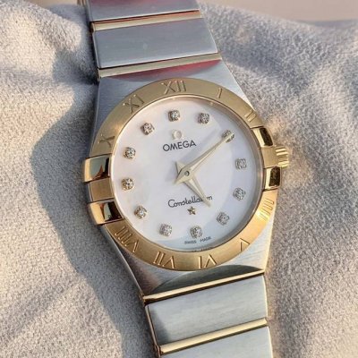 配盒 支持香港、美国直邮 欧米伽Omega 星座系列 真钻石英女表，表盘直径27Mm 。机芯采用原装机芯同产地瑞士原装石英机芯 镜面采用德国进口蓝宝石高强度防刮