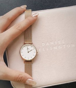 仪式感满满送自己一块Dw石英表 Dw白月光流金表的简约大方的白色表盘以及玫瑰金表带深深吸引我 于是决定在生日送自己一枚手表 平日搭配银色镯子佩戴想的高雅贵气 圆