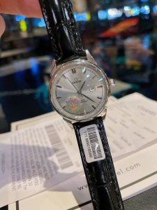 白 金 钢带+20 钻圈+20 欧米茄-Omega 女士腕表 进口石英机芯 316L精钢表壳 直径34Mm厚8Mm该款腕表备受女性喜爱，四季衣服搭配，尽显优雅在