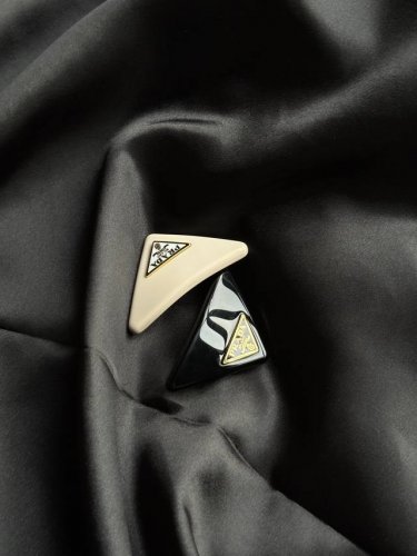 这个经典三角标发夹 一定是不能放过的啊啊！ 黑白两色与金的撞色设计太绝了 低调又高级，戴上瞬间感觉贵气感拉满 三角的线条超利落！！ 每次夹住头发都像把米兰的摩登