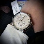 白 金2990Tw积家地理学家大师系列Q1428421 版多功能腕表 ，采用的316精钢表壳打造，42毫米的直径设计，在表盘布置上可以说是下足了功夫，拥有多项复