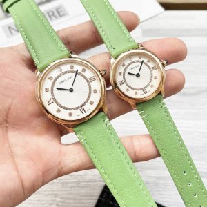 银白 玫瑰金 皮钢带同价 卡地亚 Cartier 最新ronde Must系列腕表，承袭经典圆形造型，以更流畅的表壳，与更精致的表盘设计焕美新姿瞩目回归。经典的