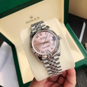劳力士Rolex女款蚝式日志型腕表！表壳直31毫米。采用904L不锈钢来锻造，具备高抗腐蚀性。搭配劳力士定制版2236蓝游丝全自动机械机芯性能极为稳定，抗震力强