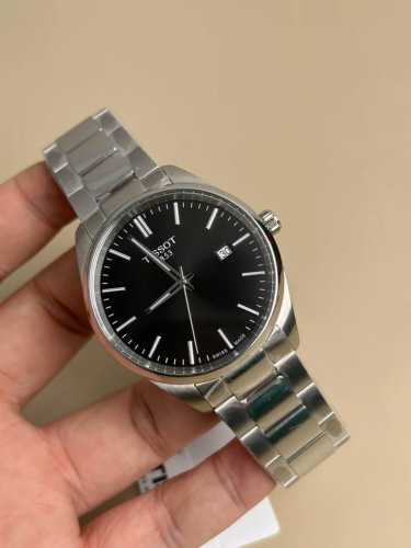 tissot 天梭 男士腕表 Pr100系列 参考价格 人民币左右 40Mm表径 三针日历显示，瑞士进口机芯 走时精准 、精钢表带表壳、蓝宝石玻璃镜窗 耐磨耐刮
