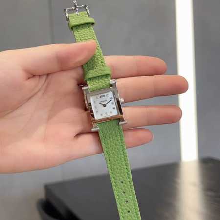 白钻 金钻 Heure H腕表 羽毛 镶钻 中号26X26 小号21X21 镶嵌24颗钻石 防眩蓝宝石水晶镜面 白色天然珍珠母贝表盘 瑞士石英机芯 可自由搭配手 - 点击图像关闭