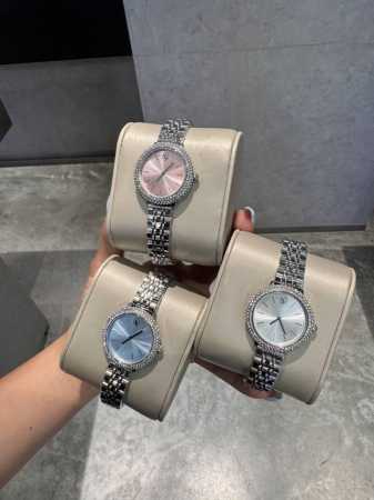 同价 Swarovski 施华洛世奇 夏日气质配饰，这款手表结合了简约的设计和亮眼的钻圈搭配，令整个时尚的搭配加分，活力四射，新版的天鹅Logo更是吸睛，增添一 - 点击图像关闭
