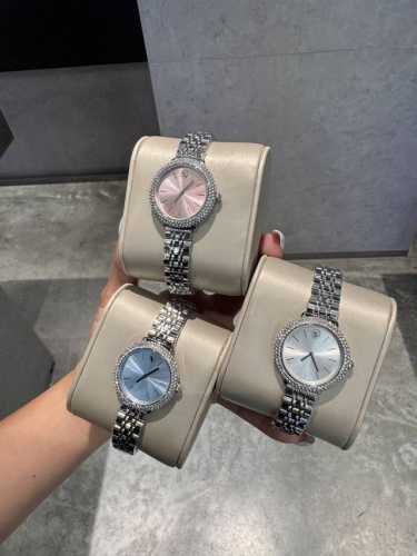 同价 Swarovski 施华洛世奇 夏日气质配饰，这款手表结合了简约的设计和亮眼的钻圈搭配，令整个时尚的搭配加分，活力四射，新版的天鹅Logo更是吸睛，增添一