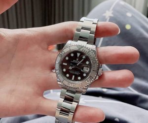 终于入手116622，个人心中最美游艇 水鬼烂大街的时代，偶然看到这块游艇，低调又与众不同，正装运动都可驾驭，特别是那个不羁的小蓝针，真的中毒了！不超工价的价格