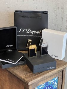 Ligne 2 经典朗声系列 黑色天然漆钯金饰面打火机，传世金匠与天然漆工艺的完美融合，光亮的钯金饰面和色彩深厚的天然黑漆是其魅力所在，超强耐抗力及稳定性！ 全