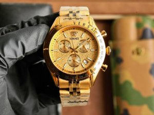 范思哲 Versace 新款男装六针日本石英Vk计时机芯男士手表，瑞士手表时尚石英男表生日礼物优选，宽45Mm希腊回纹环绕表圈，浮雕英文优雅表面，12点位美杜莎