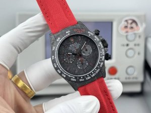 Tw+ 迪通拿系列之碳纤维夜光壳定制版，腕表不仅佩戴轻便，外表坚硬。且每一只腕表都拥有独一无二的碳纤花纹材质。 表壳 腕表尺寸40Mmx12.4Mmtw工厂p实