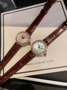白 金 钢带20 钻30 今年3月份天梭出得新款嘉丽小美人系列，整体非常简洁，26Mm的表盘很精致小巧，厚度刚刚好！不愧是小美人～戴起来也是非常好看的～值得入手