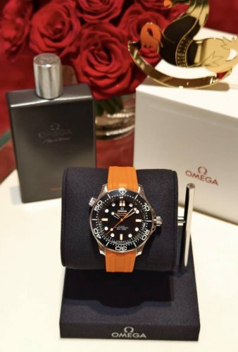 欧米茄海马 新款｜戴上橙色带元气值拉满 咱就是说，被这只欧米茄海马 狠狠拿捏了！ 橙色表带太特别，和黑色表盘配一起，又酷又亮眼。 上手那叫一个帅，气场直接拉满，