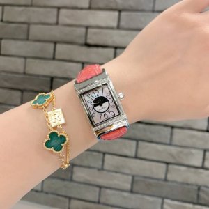 白光 金 钻30 积家经典翻转系列高级女士腕表精钢表壳独特设计180度旋转翻盖内置瑞士石英机芯走时精准稳定！真皮表带尺寸：23*34Mm 厚度：13.5Mm