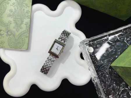 专柜全套包装30 Guccl 新款小方表强势出货原单品质 .简约时尚 精钢品质 蓝宝石切割镜面 绝对是送给另一半的首选 进口瑞士石英机芯 市面最高版本 秒杀一切 - 点击图像关闭