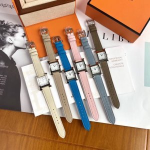 特 。新款首发，Hermes爱马仕Heure H系列，搭载瑞士Eta原装石英机芯，表壳采用进口316L精钢，表径：21*21Mm；Barenia小牛皮表带，柔软
