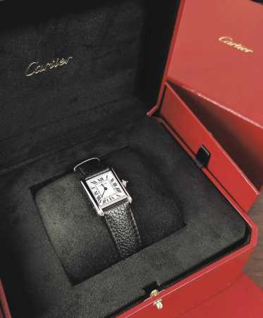 年，Louis Cartier 从战场上的坦克汲取灵感，创作出了Tank系列，为制表界带来了一场风格革命。 - 点击图像关闭