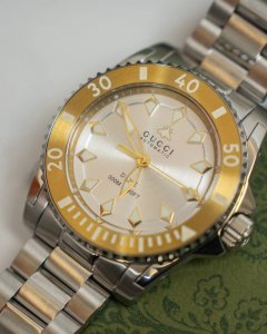 古驰 Gucci Dive 系列腕表全新亮相，男士机械表，防眩目蓝宝石玻璃，超强夜光，200M防水，316精钢表壳表带，表径~40Mm，中性款式。瑞士进口机械机