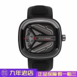 Sevenfriday 七个星期五 太空飞船灵感牌自动机械表M301，拥有宇宙飞船的科技感，喷砂的黑色Y形船翼设计，形似起落架动态环，皮带具有三维效果的多级界面