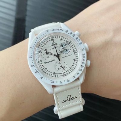 支持香港直邮、 欧米茄X斯沃琪 全新登月之作Mission To The Moonphase Bex。 这款全新腕表也配备计时功能，以及超霸系列月球表的特征 印