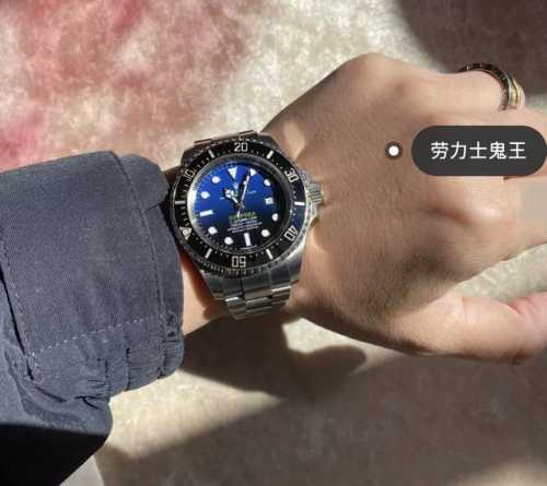 劳力士Sea-Dweller鬼王 44Mm副本的精华，并行代购版鬼王Sea 表壳为精钢 达到与正品一致，原装工艺陶瓷圈口，立体刻度圈，对版淡蓝色夜光，搭载283