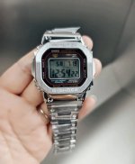 Gmw-B5000D承袭初代Dw-5000C设计精髓：象征坚韧的经典砖墙纹路、“Shock Fesst”抗冲击标识及功能显示布局均得以保留。经典配色诠释了历久弥