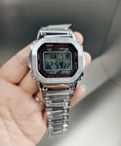 Gmw-B5000D承袭初代Dw-5000C设计精髓：象征坚韧的经典砖墙纹路、“Shock Fesst”抗冲击标识及功能显示布局均得以保留。经典配色诠释了历久弥