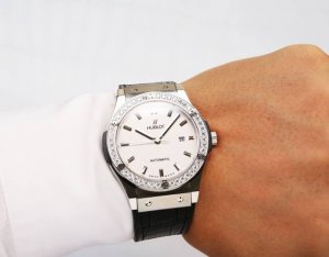 圈钻：白 . 金20. 独家首发 独家品质 硬汉专属 运动型腕表 前卫时尚贵族气息 高清实拍 品质保证 最新 ：恒保最新设计简约新品 类型 ：精品男士腕表 表带
