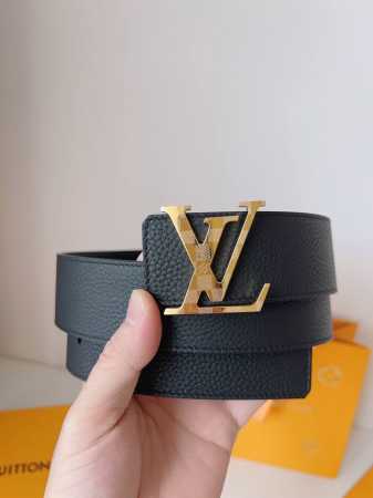 特 Lv 这款经典而又魅力恒久的腰带外型宽大，精品五金扣通过精工Cnc工艺更加精致完美；新款带扣和牛仔装相得益彰，彰显一派休闲气息。易搭配各类服饰；经典不过时。 - 点击图像关闭