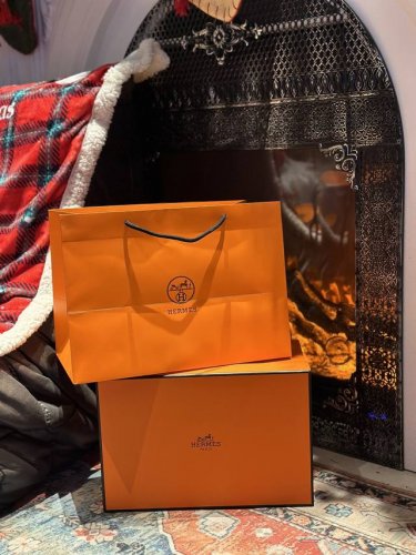 爱马仕橙甜品盘 ，是充满活力的橙色，带有棕色和红色的底色。既不过于明亮刺眼，也不会过于暗淡无光，具有极高的辨识度，让人过目难忘，在文化和心理层面具有丰富的象征意