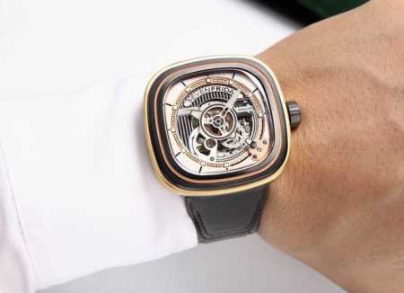 Sevenfriday Ps2 02 世界上的色彩干变万化，黑白简洁、荧光闪亮，Ps2 02，不设限。枪金属色底盘吐露低调属性，日内瓦饰纹叠加传统精神，Ps2 - 点击图像关闭