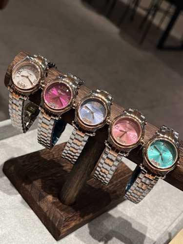 尺寸分别 30 33 36 萧邦Chopard 灵动快乐钻，会跳舞的腕表，闪耀你的每一天！彩色多巴胺表盘搭配白钢质感，可盐可甜，戴上它，快乐如钻石般闪耀！看腻了