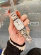 120施华洛女表，璀璨夺目！ 这款表带带大钻的方形施华洛女表简直美炸啦！ 大钻闪耀着迷人的光芒，仿佛将星辰戴在了手腕上。 方形的表盘独具个性，时尚又优雅。 无论