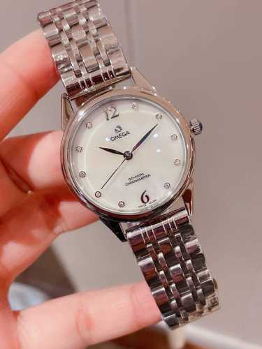 白 金 钢带+20 钻圈+20 欧米茄-Omega 女士腕表 进口石英机芯 316L精钢表壳 直径34Mm厚8Mm该款腕表备受女性喜爱，四季衣服搭配，尽显优雅在